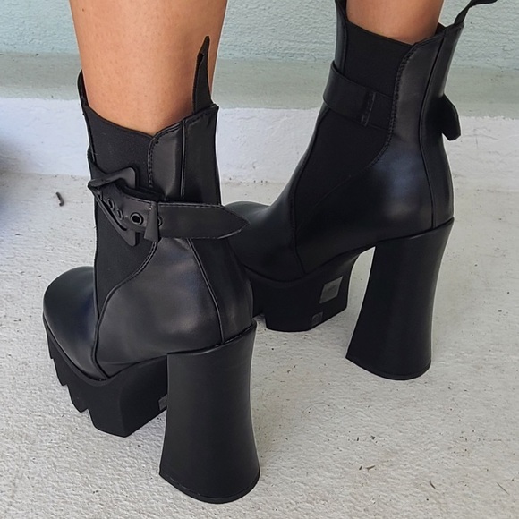 Black platform boots - Picture 3 of 7